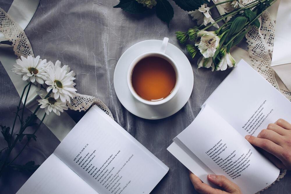 mesa-com-livros-e-café.1